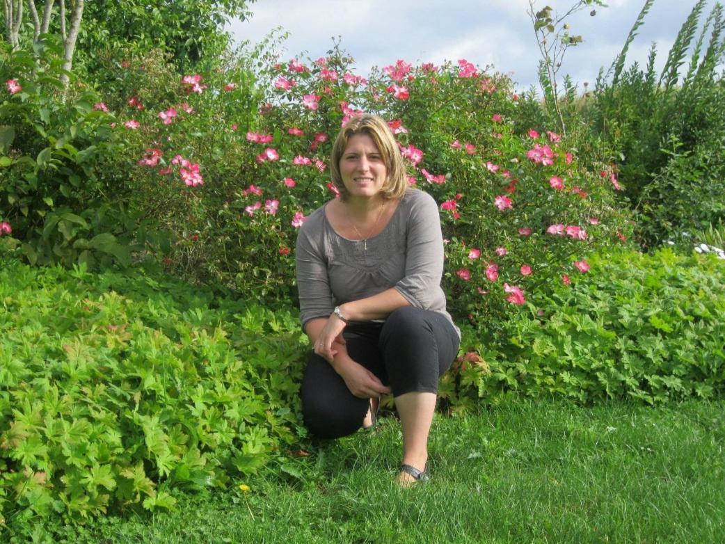Au Jardin Fleuri Villa Vauxaillon Bagian luar foto